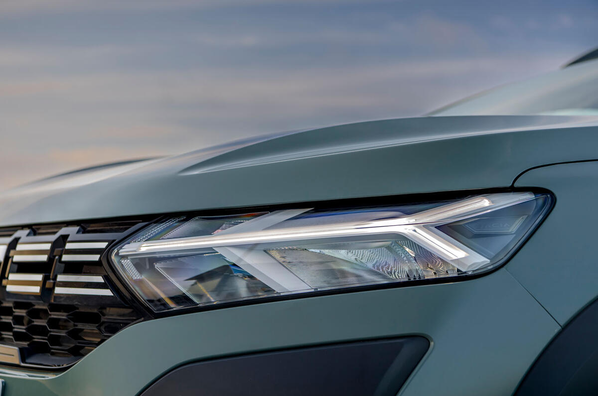 dacia sandero stepway road test review 2023 14 headlight