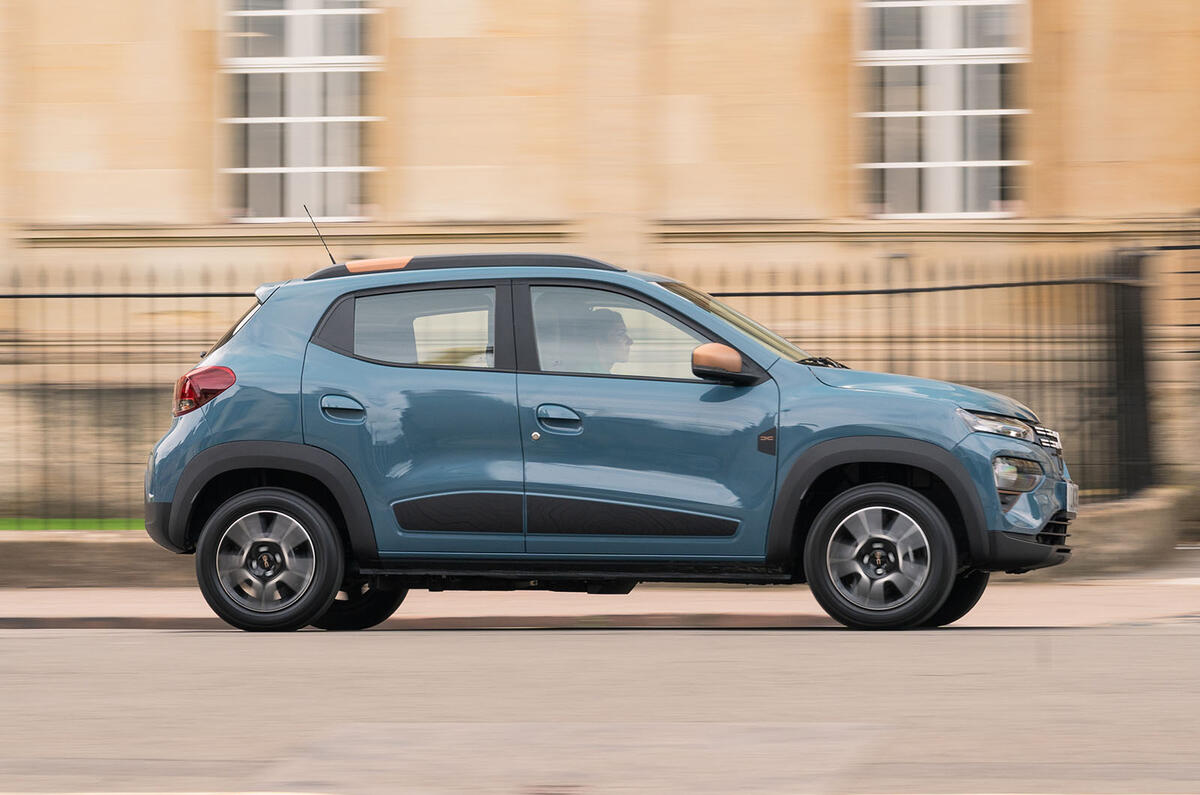 dacia spring electric review 202302 panning