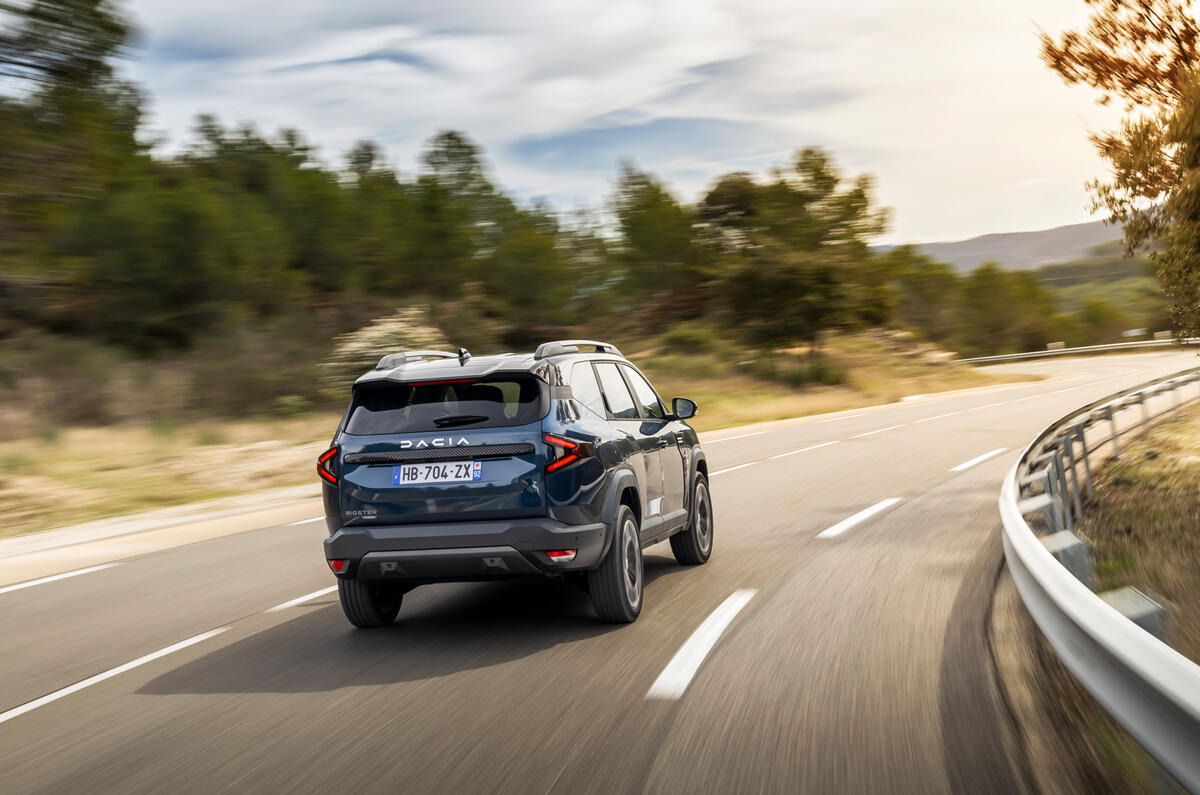 Dacia Bigster en virage serré à l'arrière