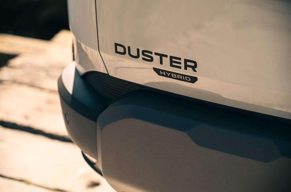 Dacia Duster revoir le pare-chocs arrière et le badge