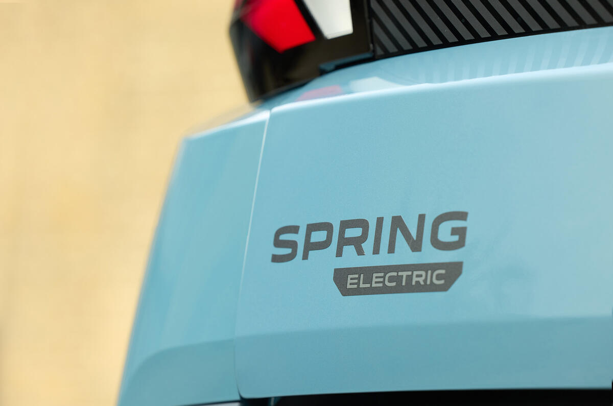 Dacia Spring avis badge arrière