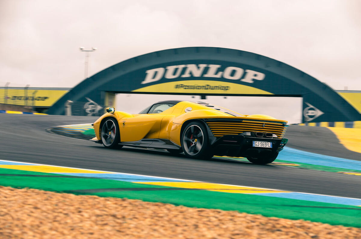 ferrari daytona sp3 2022 009 virage arrière