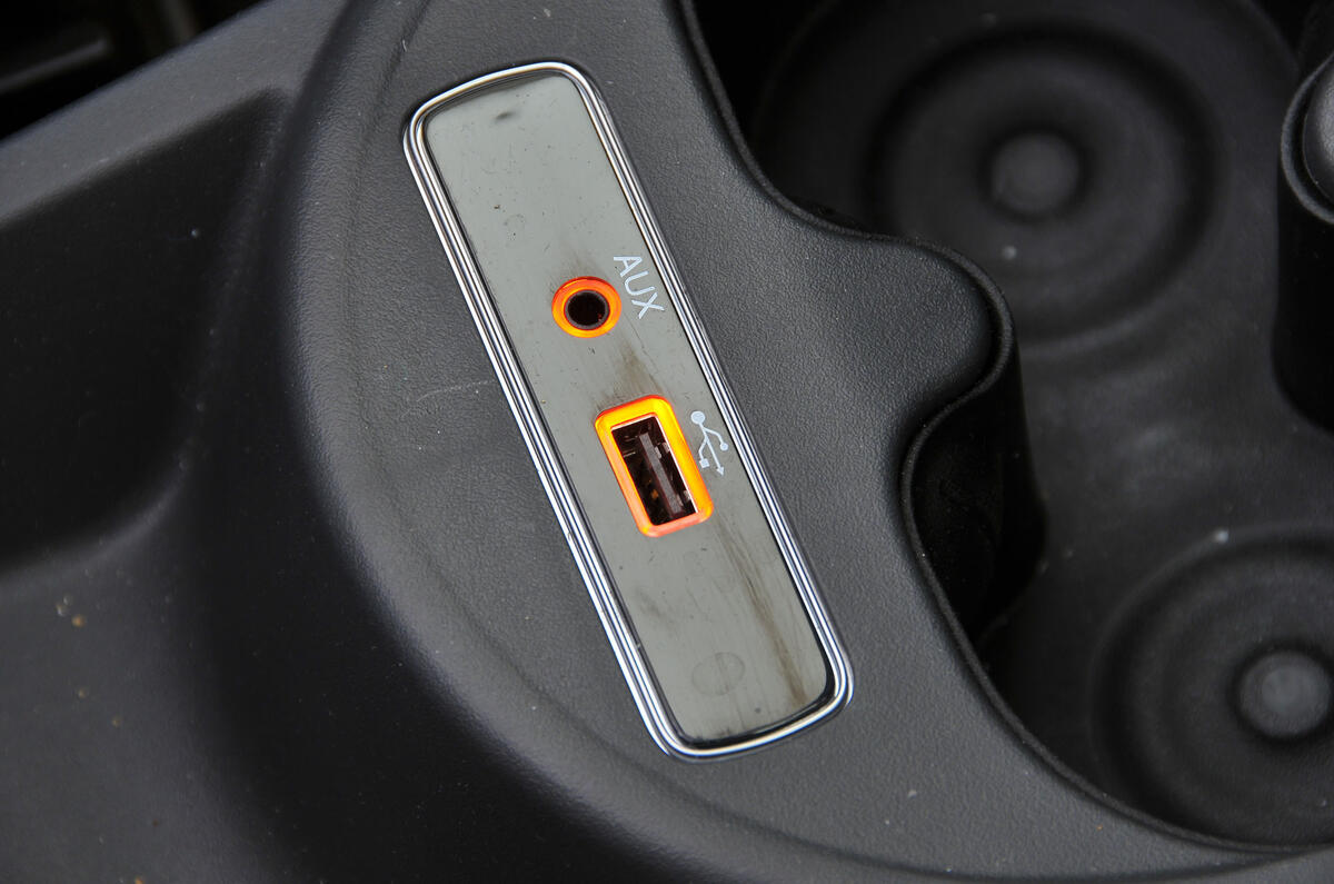 Fiat 500 multimedia ports