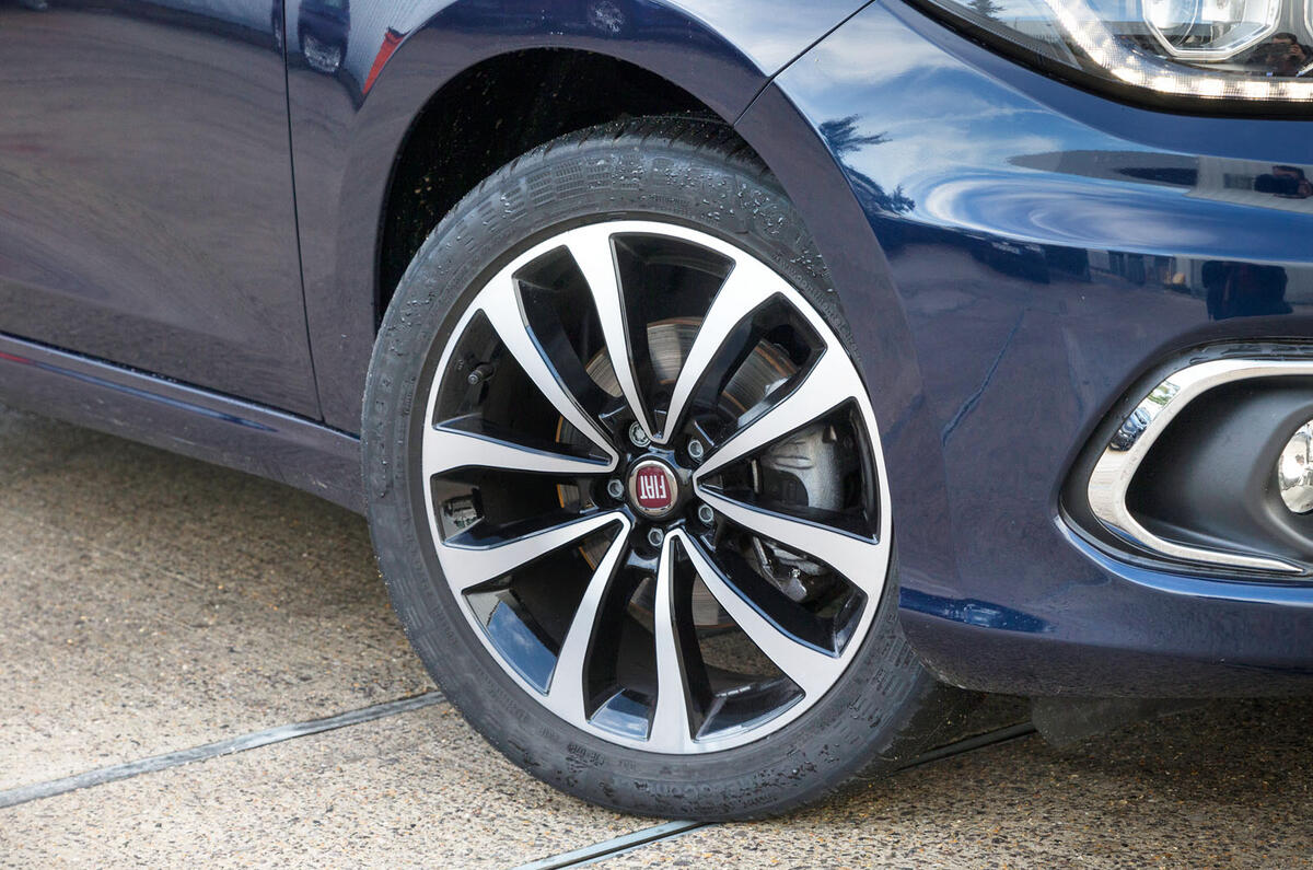 fiat-tipo-17in-alloy-wheels.jpg?itok=6_E