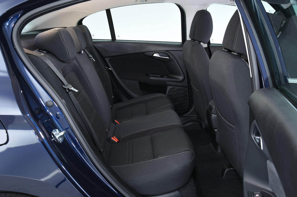 fiat-tipo-rear-seats.jpg?itok=ubxWLv-A