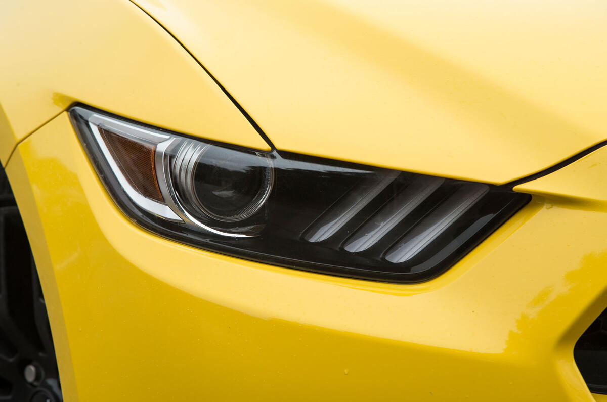 Ford Mustang bi-xenon headlights