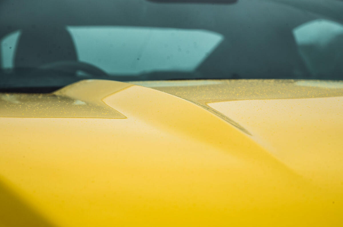 Ford Mustang bonnet grooves