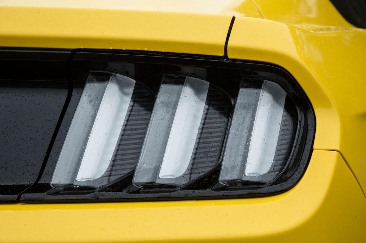 Three slit Ford Mustang tailight