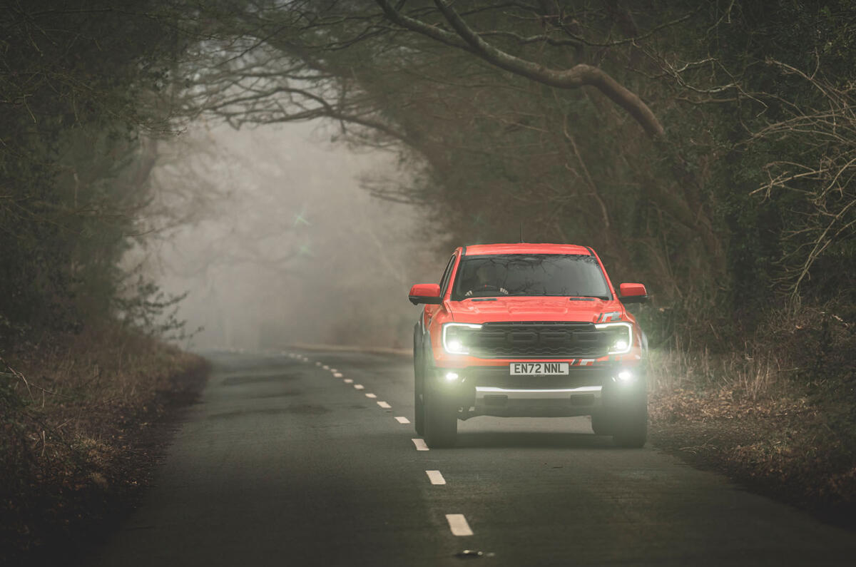 ford ranger raptor 2023 07 foggy panning