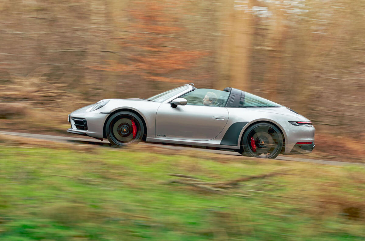2-porsche-911-targa-4-GTS-side-pan