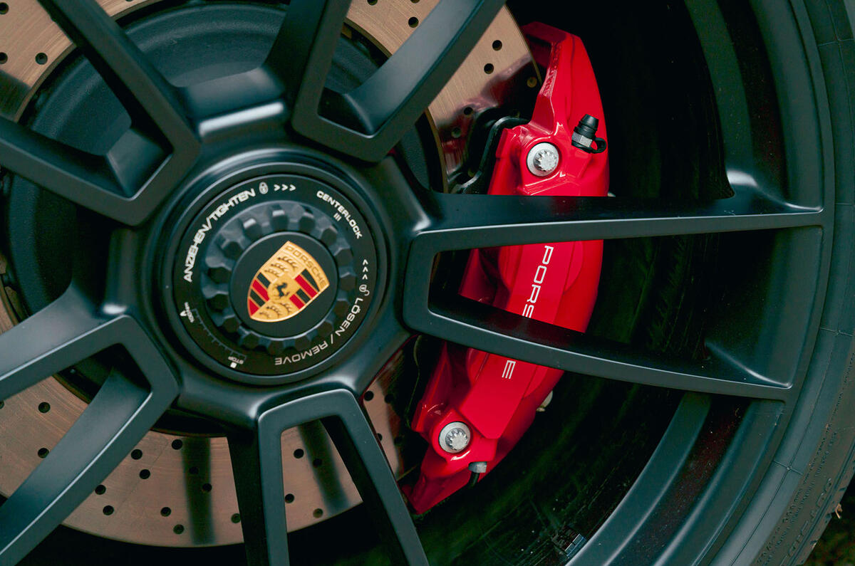 4-porsche-911-targa-4-GTS-brakes