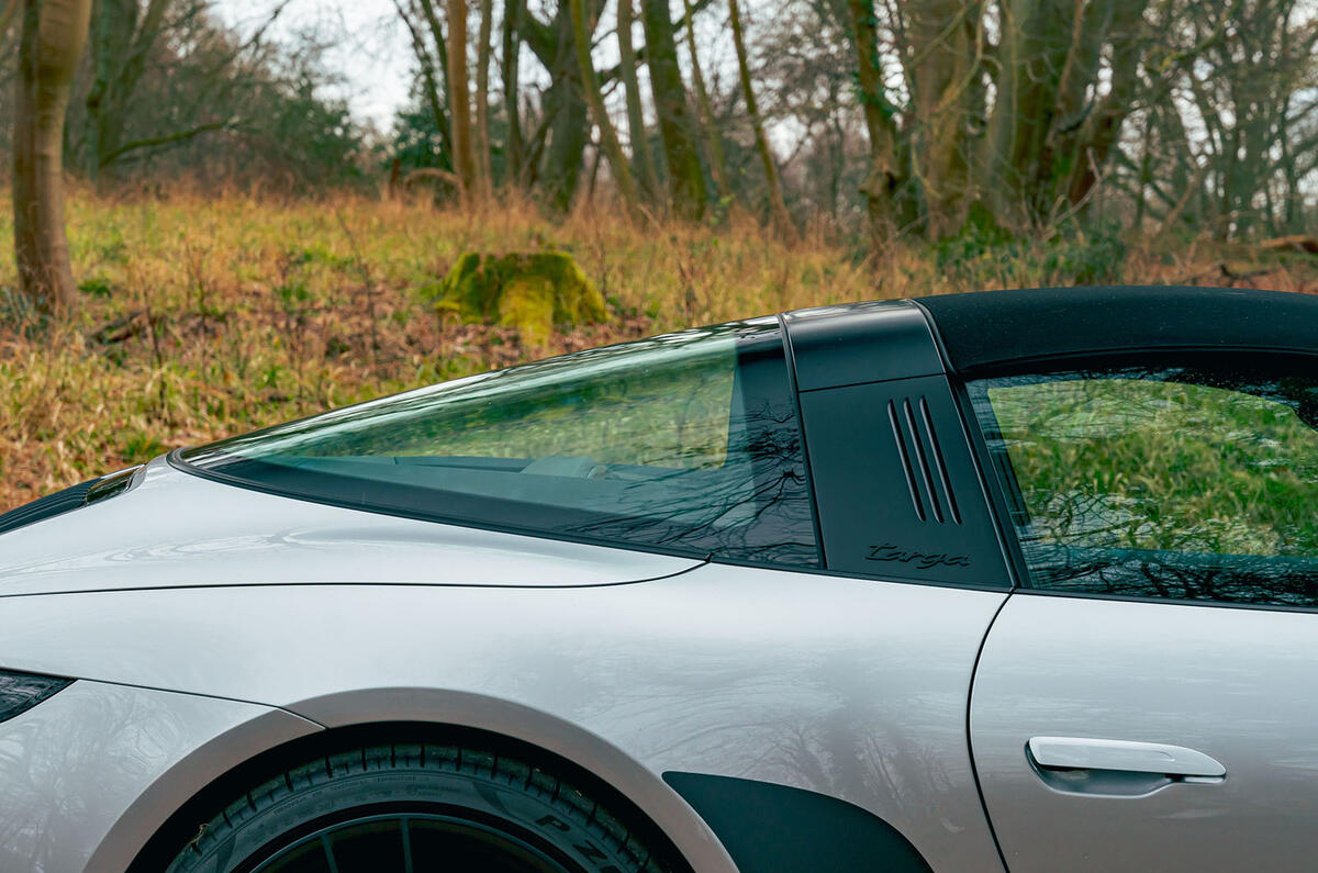 6-porsche-911-targa-4-GTS-roof