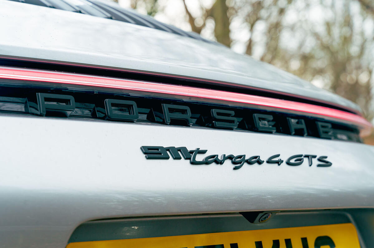 7-porsche-911-targa-4-GTS-badge