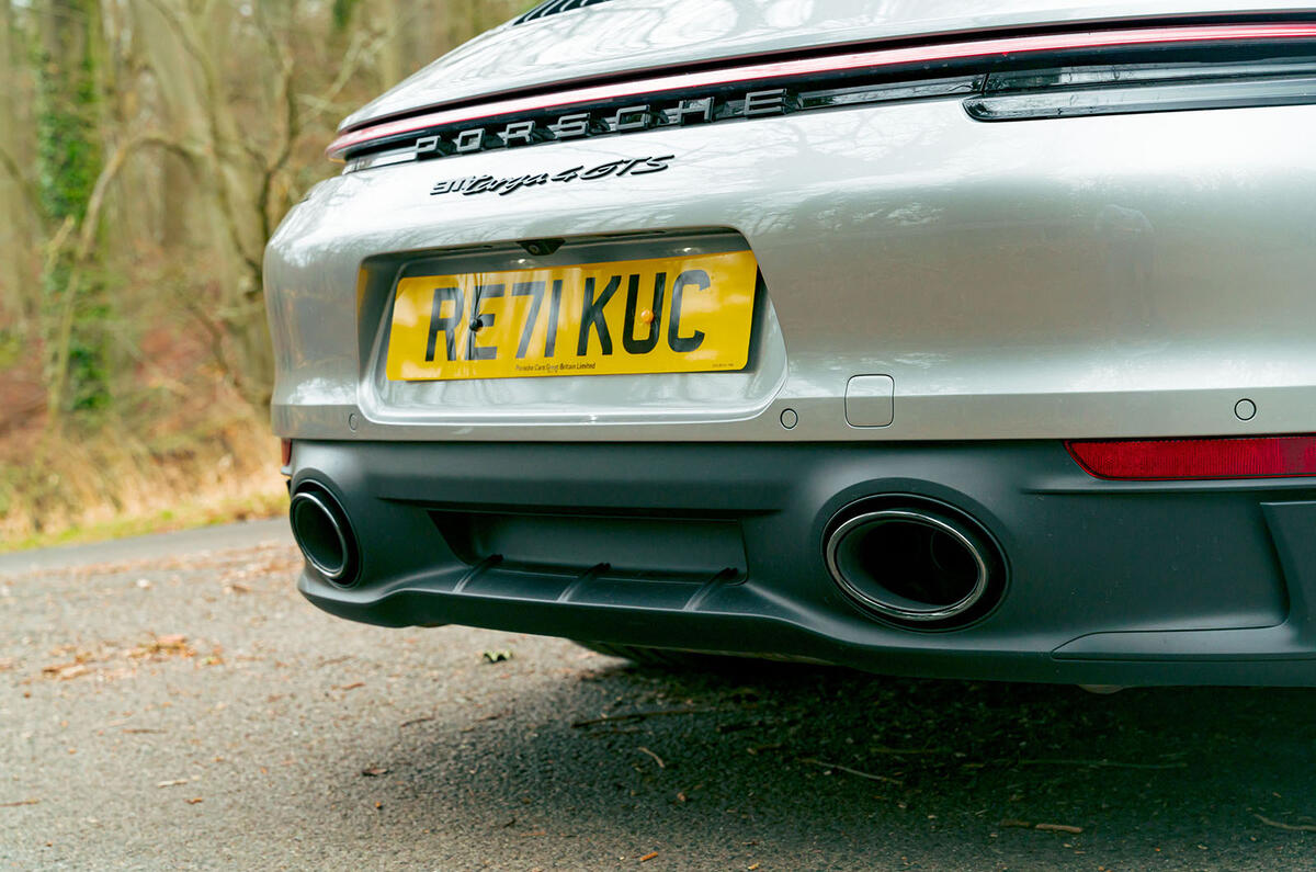 8-porsche-911-targa-4-GTS-exhaust