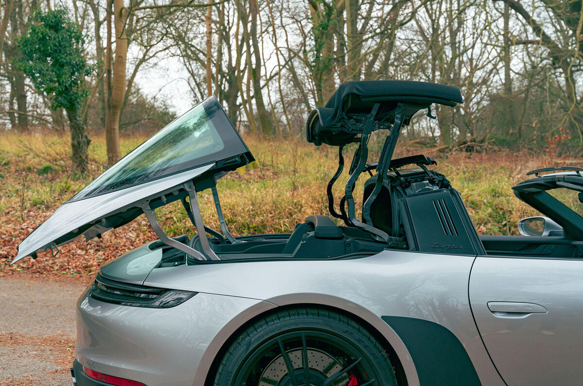 9-porsche-911-targa-4-GTS-roof-mechanism