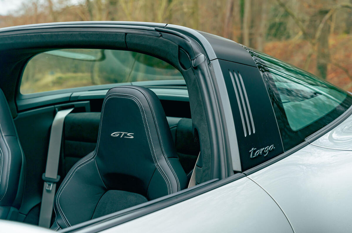 10-porsche-911-targa-4-GTS-seats