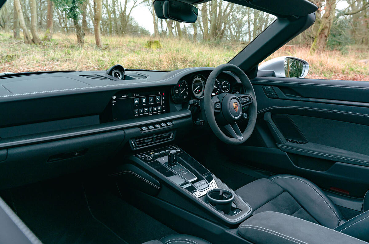 11-porsche-911-targa-4-GTS-dashboard