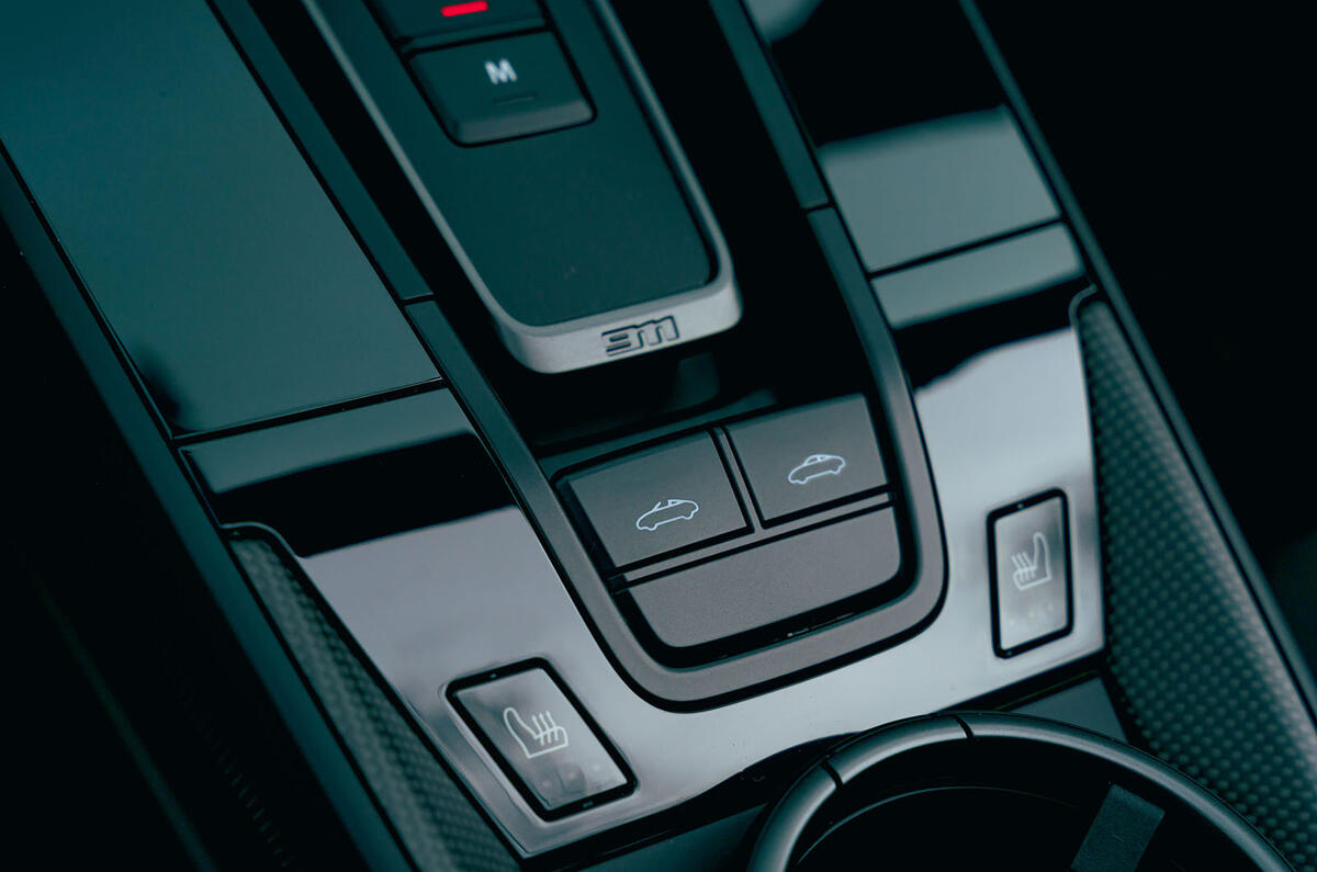 12-porsche-911-targa-4-GTS-centre-console