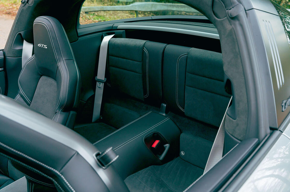 13-porsche-911-targa-4-GTS-rear-seats