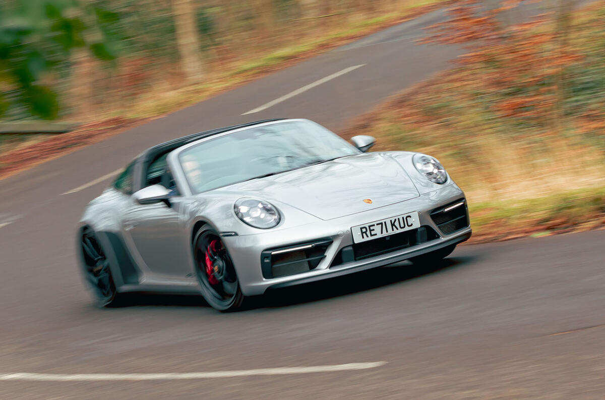 14-porsche-911-targa-4-GTS-front-cornering
