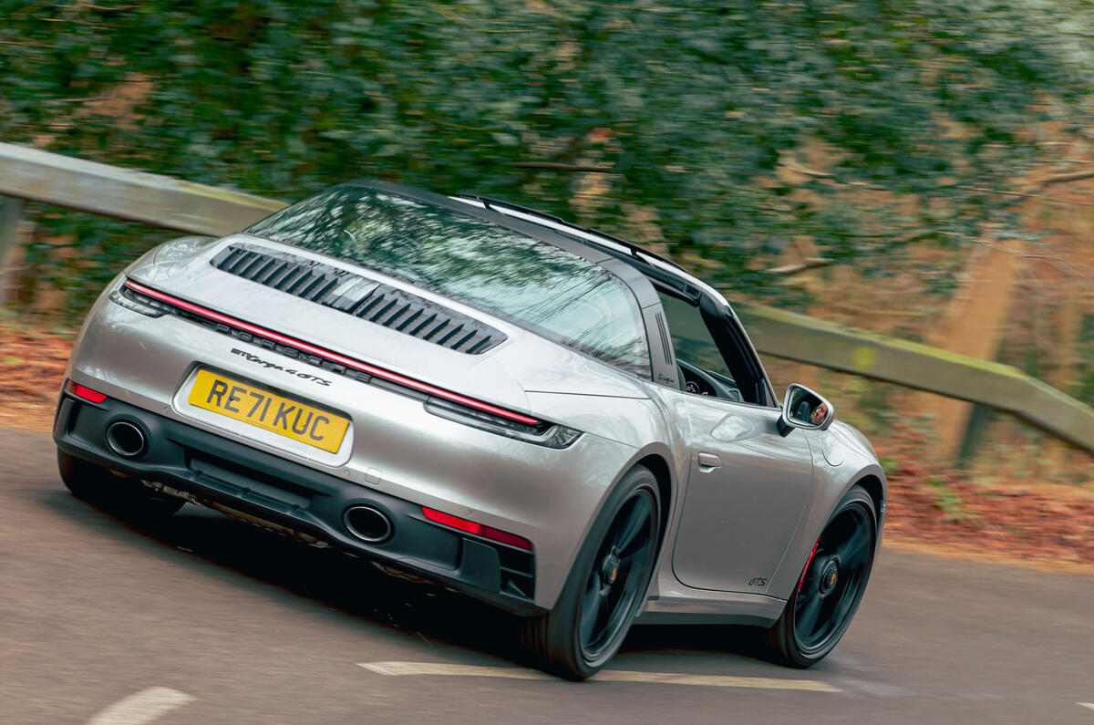 15-porsche-911-targa-4-GTS-rear-cornering