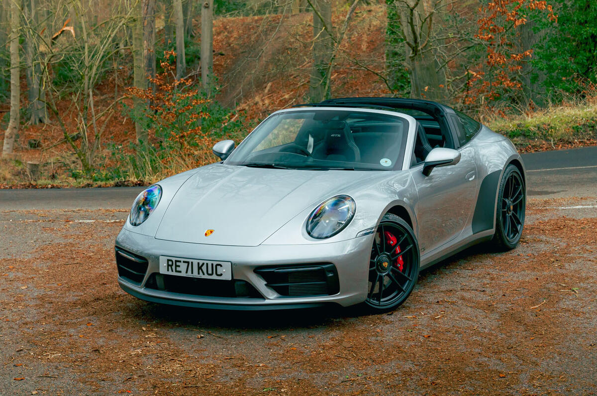 16-porsche-911-targa-4-GTS-static-front