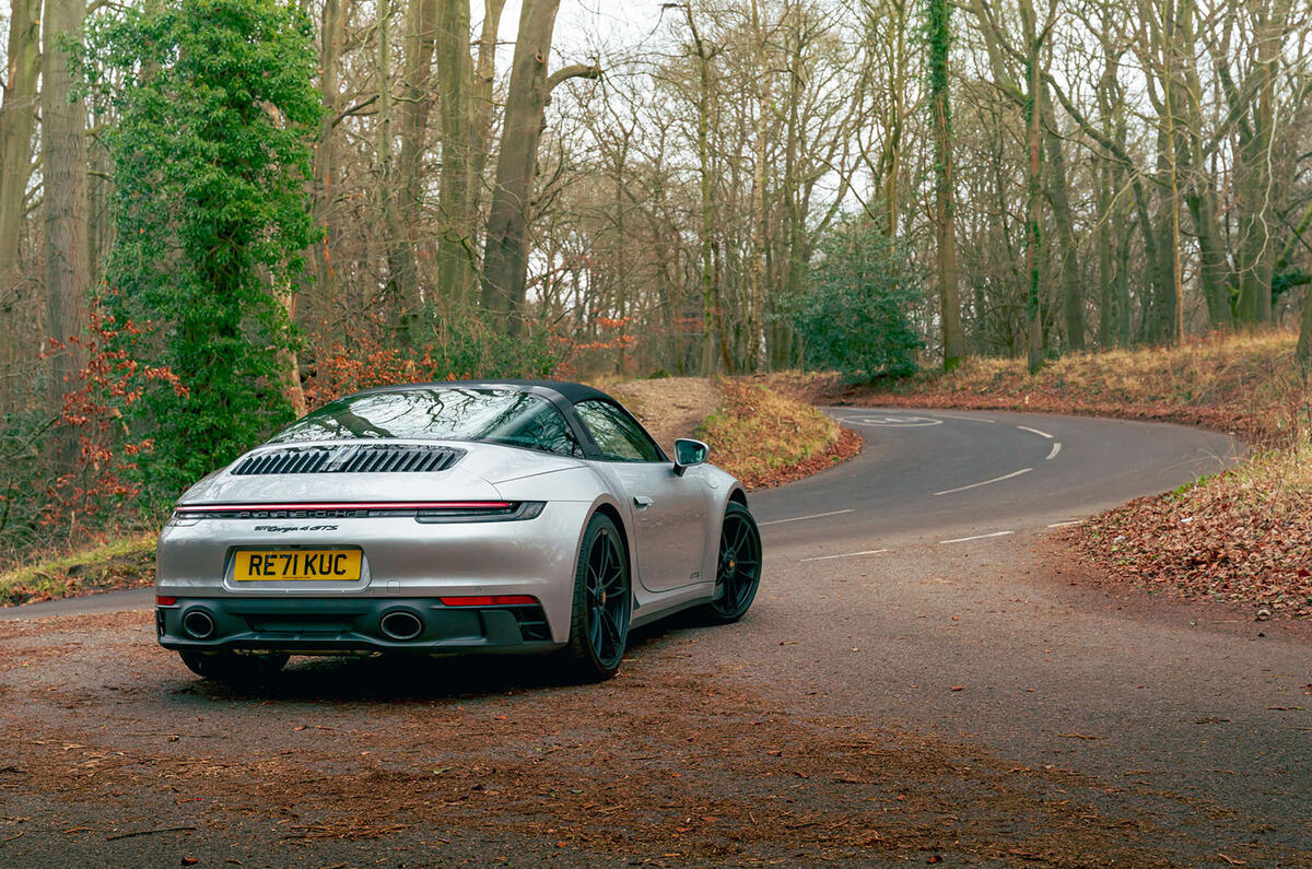 17-porsche-911-targa-4-GTS-static-rear