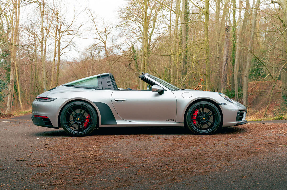 18-porsche-911-targa-4-GTS-static-side