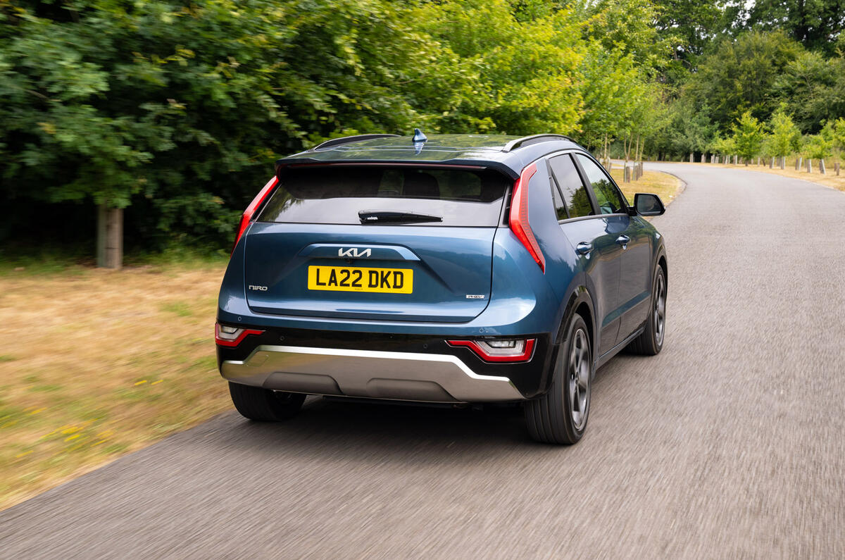 02 Kia Niro PHEV FD 2022 rear driving