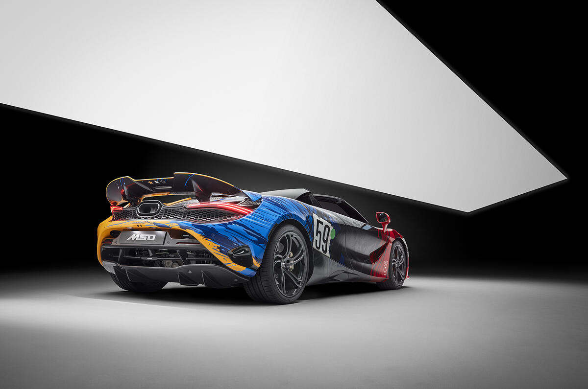 McLaren 750S с тройной короной сзади