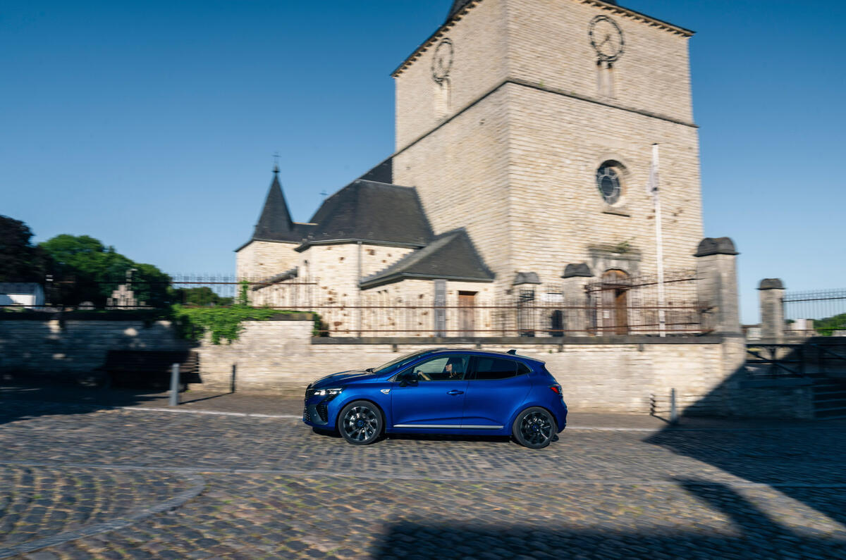 04 Renault Clio facelift FD 2023 conduite latérale église