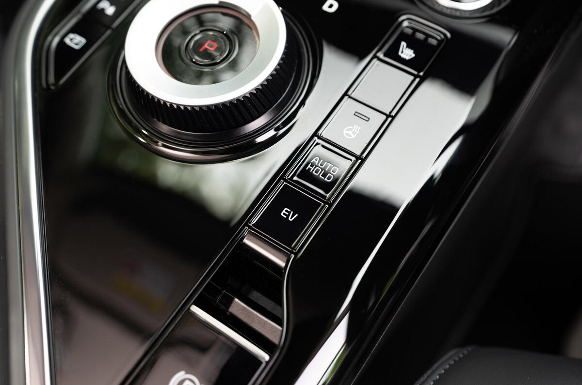 09 Kia Niro PHEV FD 2022 centre console