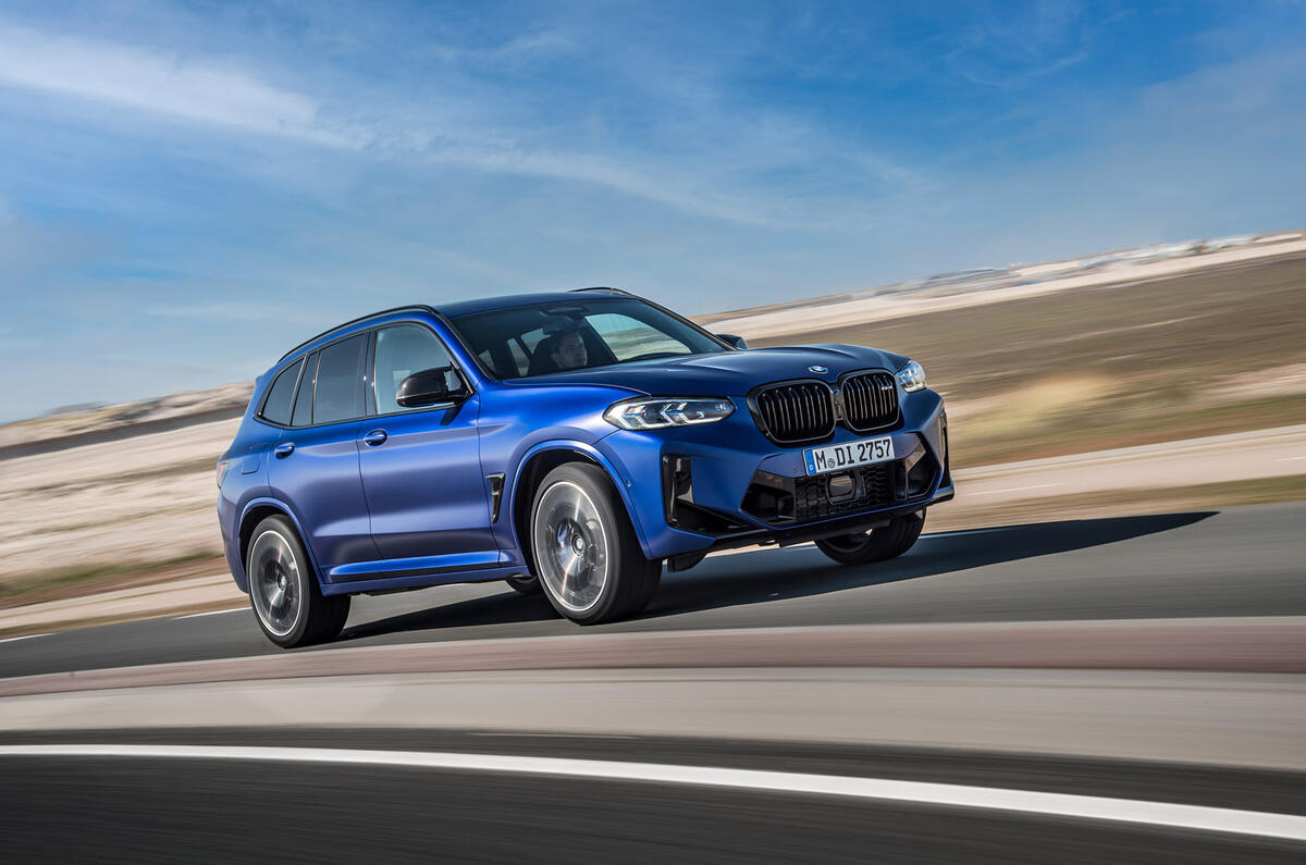 1 BMW X3 M suivi de trois quarts avant