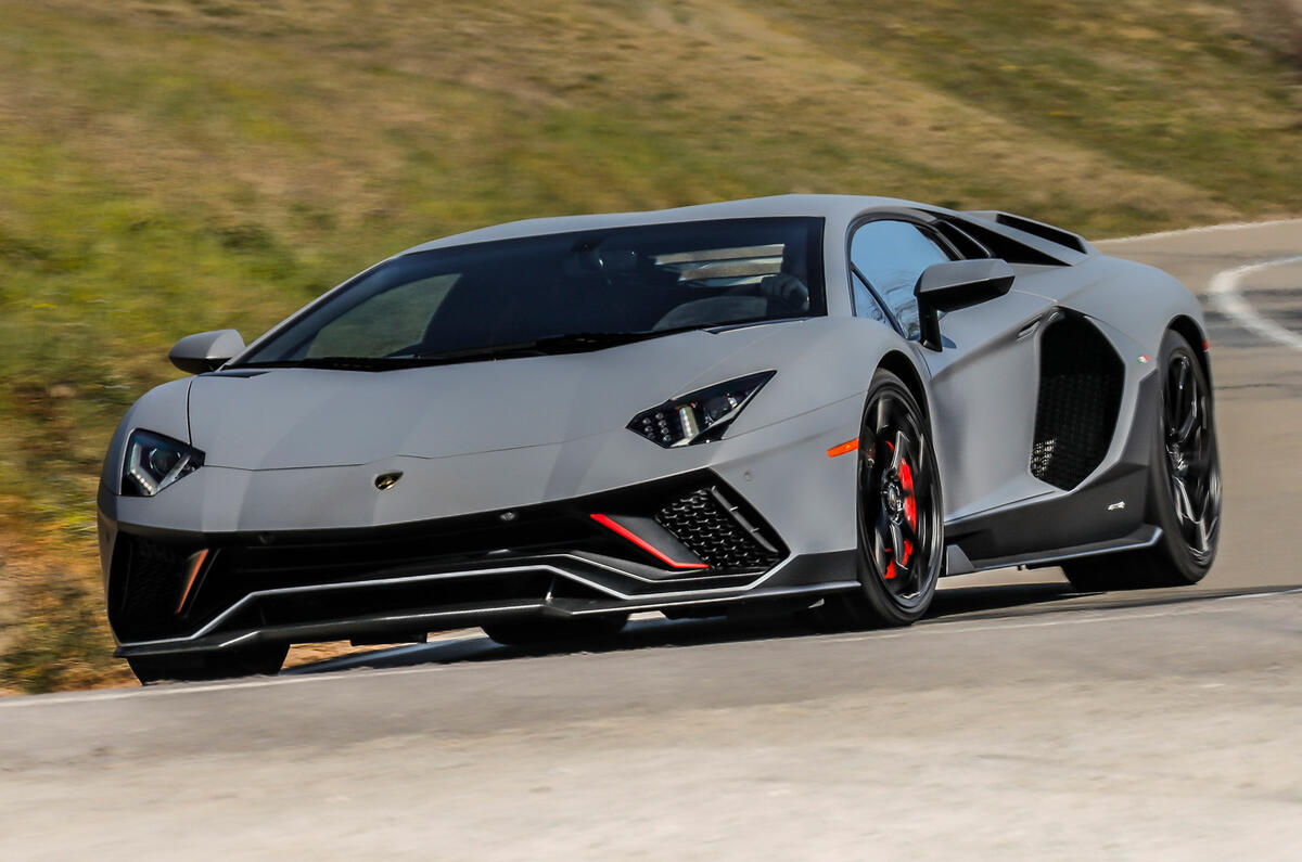 1 Lamborghini Aventador Ultimae 2022 : premier essai routier