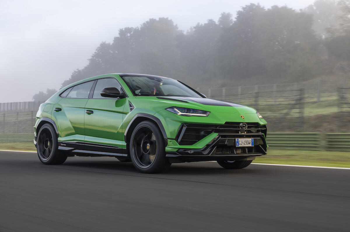 Lamborghini Urus Performante front tracking