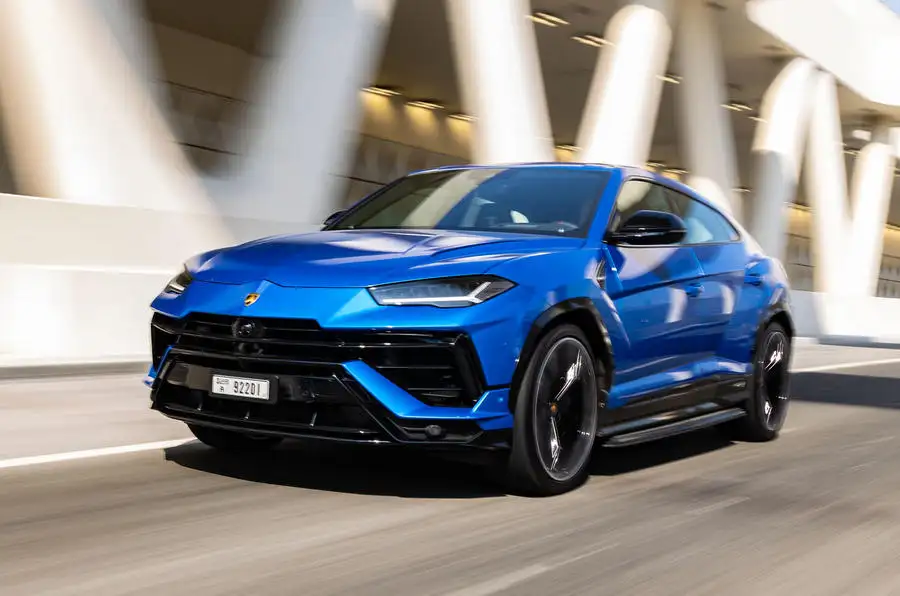 Lamborghini Urus S front tracking