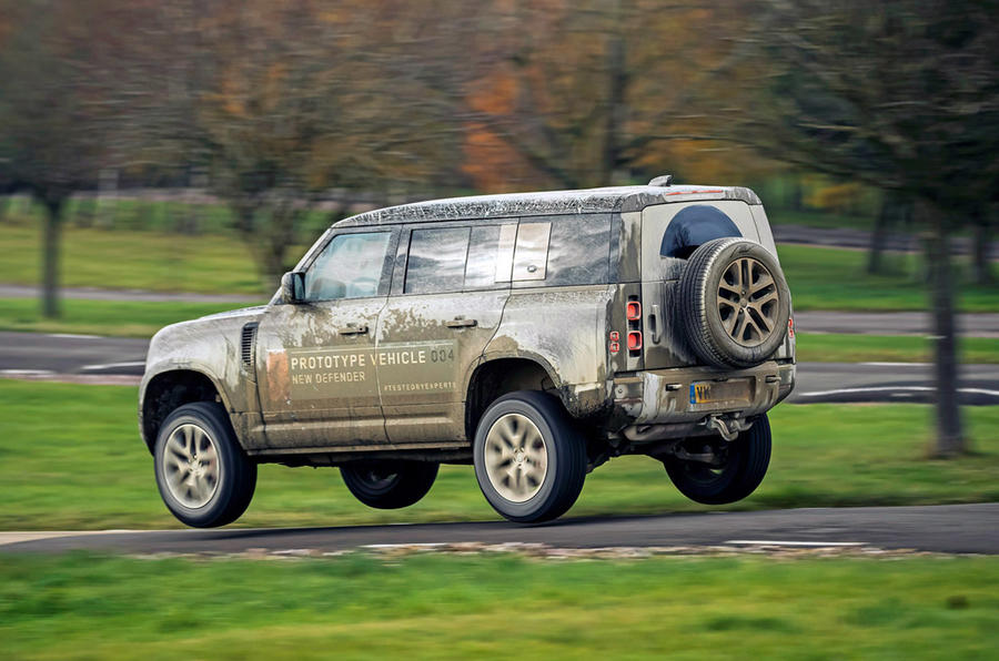 Land Rover Defender 2020 - hero side
