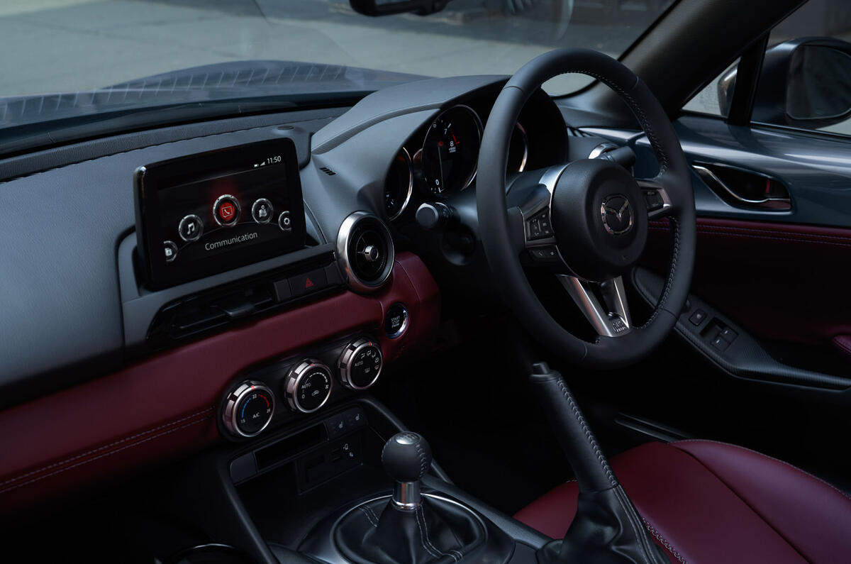 Mazda MX-5 R-Sport 2020 - interior