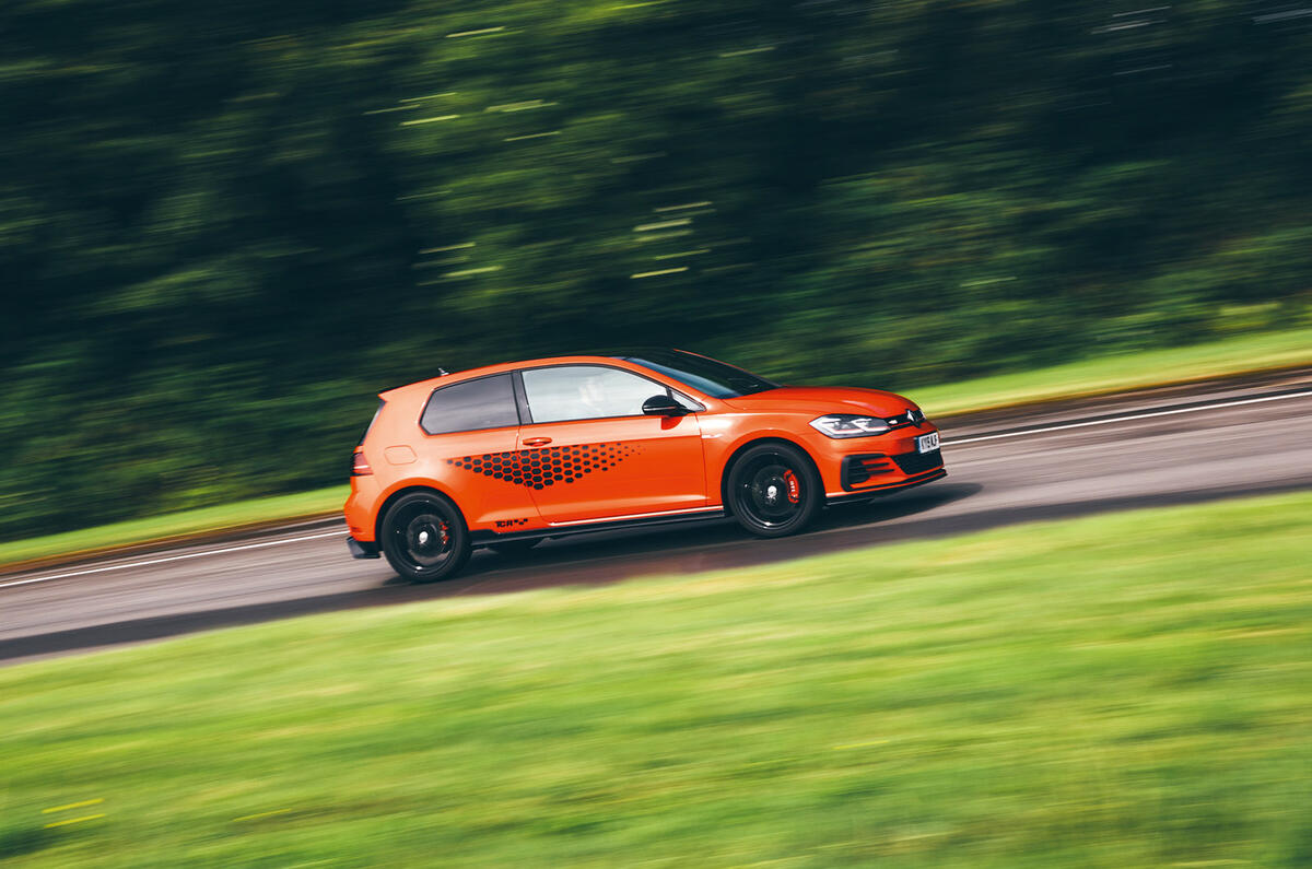 Volkswagen Golf - hero side