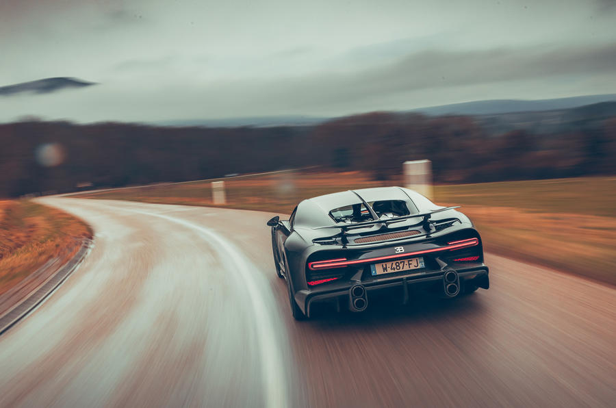 10 Bugatti Chiron Super Sport 2022 : essai de conduite sur route arrière