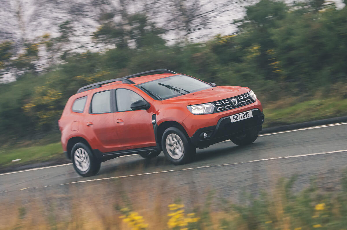 10 Dacia Duster 2x4 2022 : premier essai au Royaume-Uni, essais de l'avant-train.