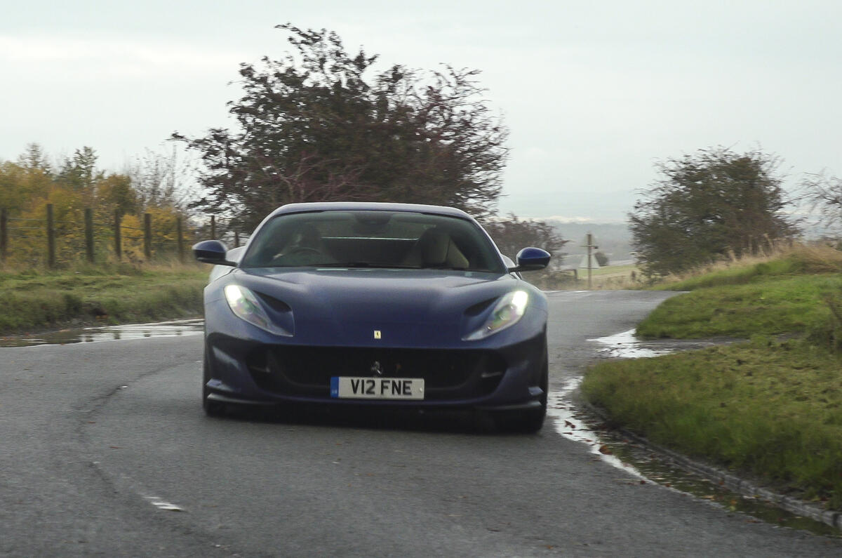 Ferrari 812 GTS 2020 : premier bilan de conduite au Royaume-Uni - en courbe