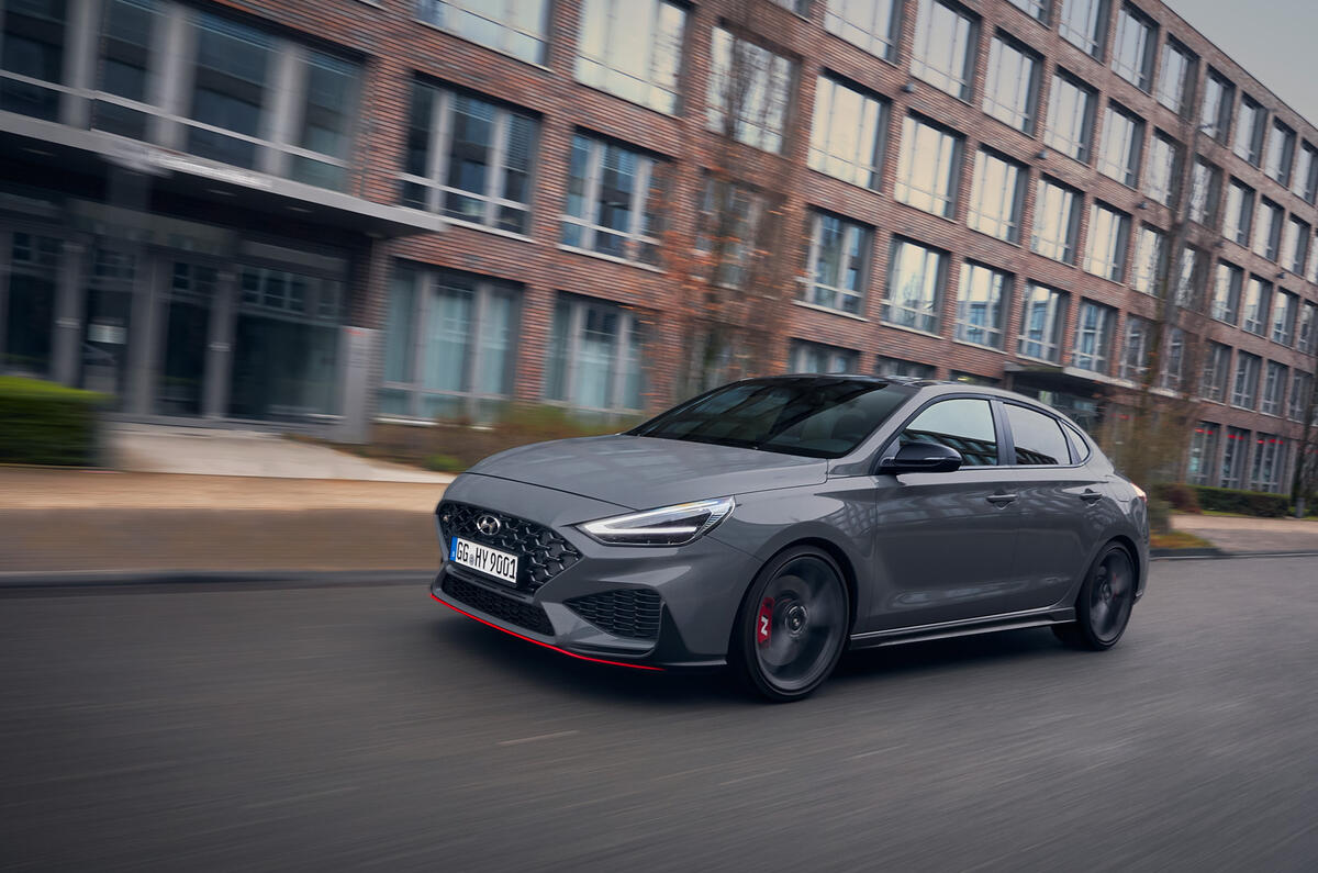 10 Hyundai i30 Fastback N DCT 2021 FD sur route avant