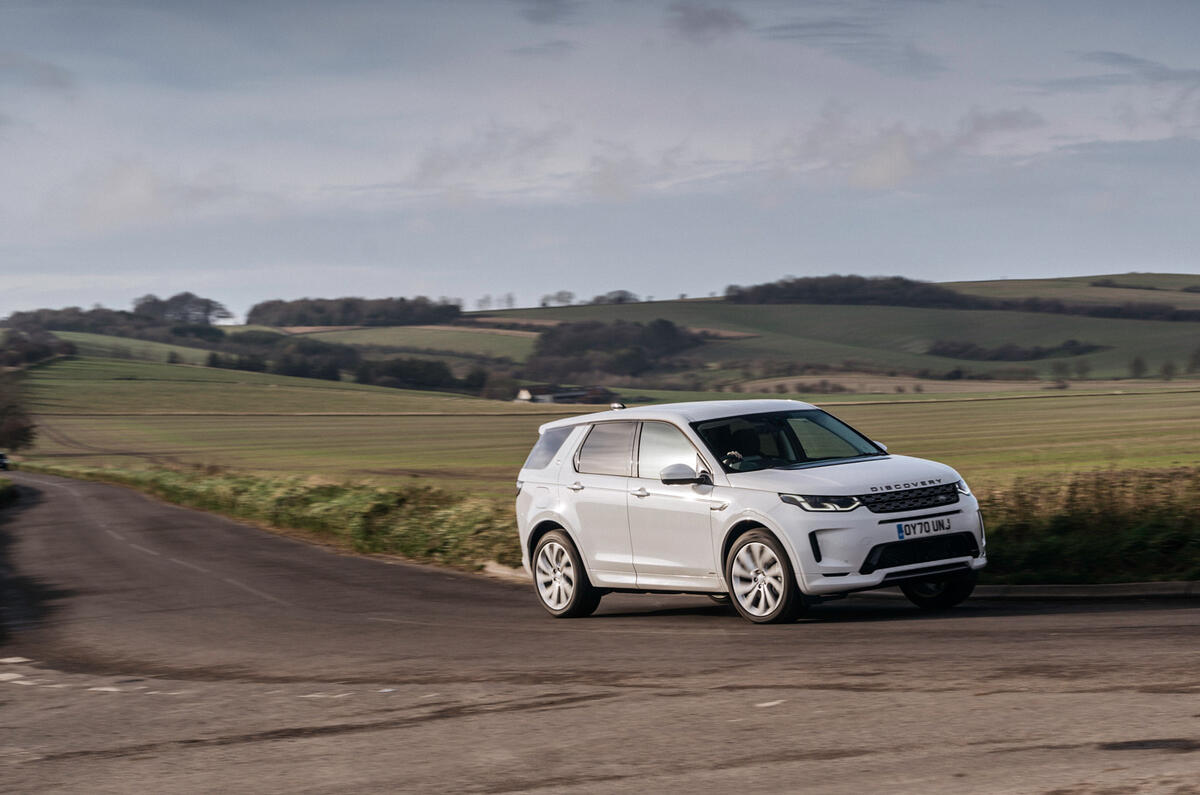 10 Land Rover Discovery P300e 2021 UE FD en virage