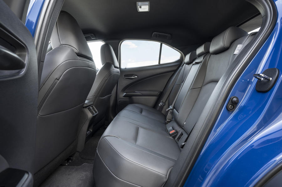 Lexus UX300e 2020 : premier examen de conduite au Royaume-Uni - sièges arrière