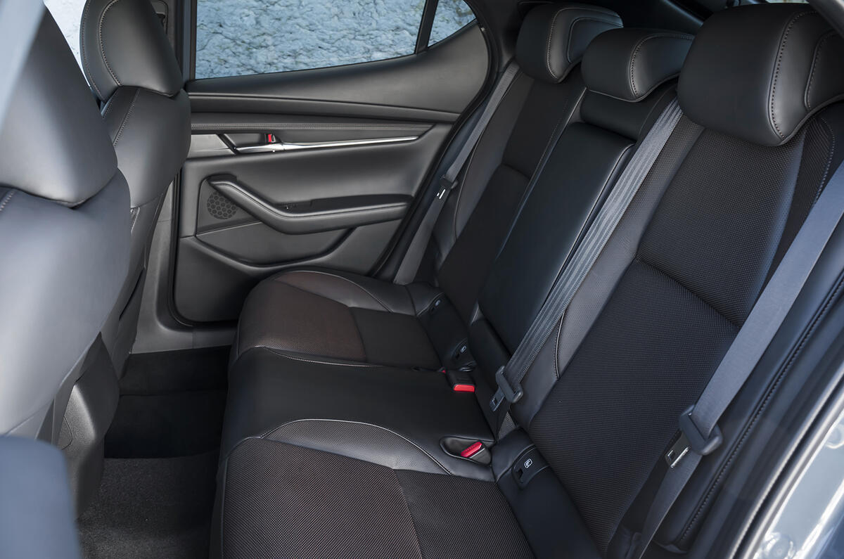 Äánh giá xe Mazda 3 2019 châu Ãu Äầu tiên - hà ng ghế sau