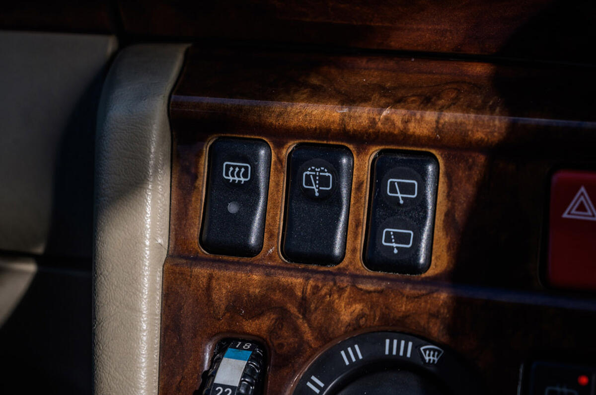 Mercedes-Benz W124 - dashboard