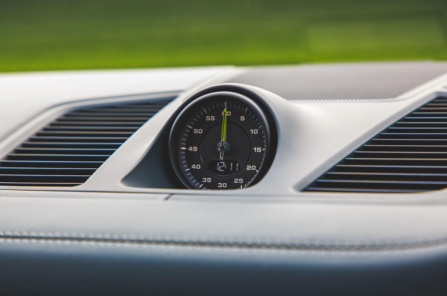 Porsche Cayenne Turbo S E-Hybrid 2020 : premier bilan de la conduite au Royaume-Uni - horloge