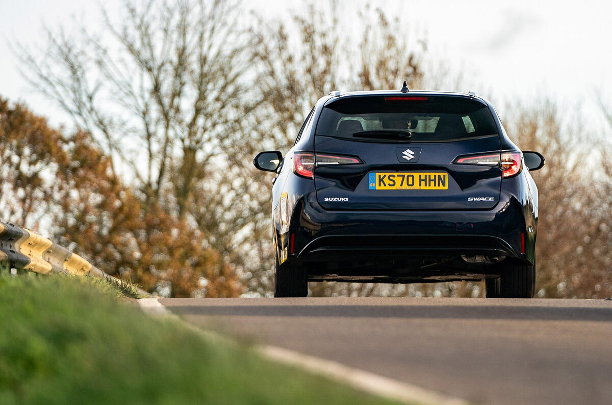 Examen de la Suzuki Swace 2021 UE First Drive - sur l'arrière de la route