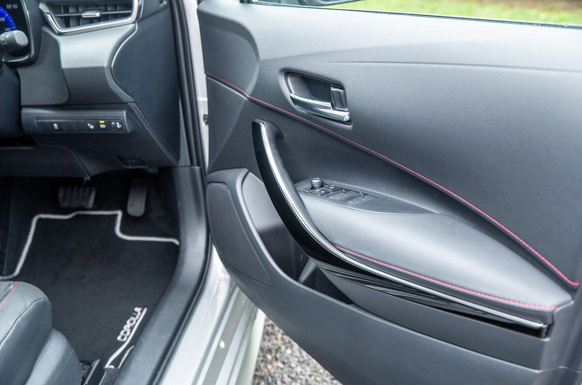 Äánh giá xe Toyota Corolla hatchback 1.8 hybrid 2019 UK - thẻ cá»a
